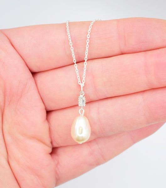 Deco Inspired Pearl Pendant Necklace